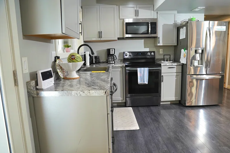 The kitchen worktop and appliances