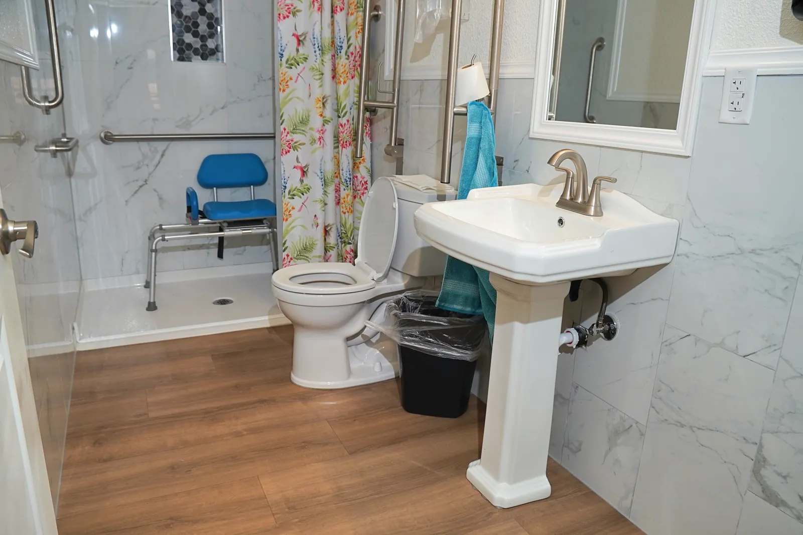 Step-free shower fitted with grab bars and a shower seat