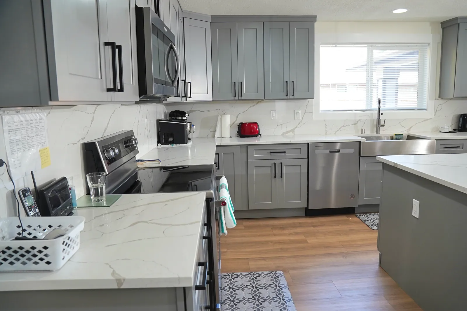 Kitchen with a range, dishwasher and stone worktops